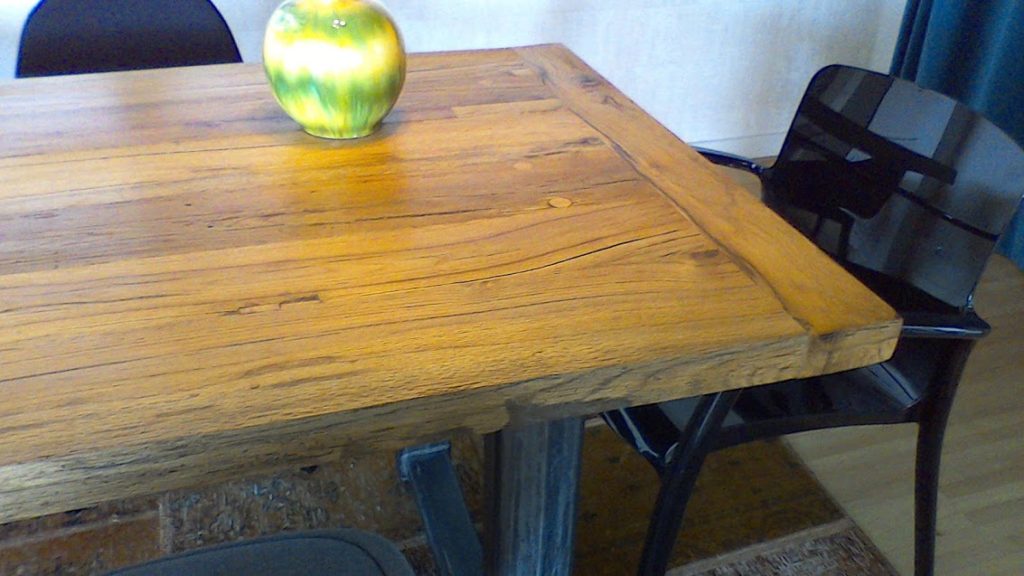 Régi-Cserfa asztal, rusztikus vaslábakon. | Igazifa Design